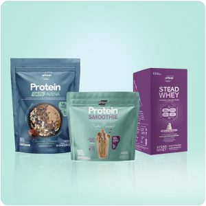 Combo de desayuno fitness con smoothie, avena y proteína en polvo.